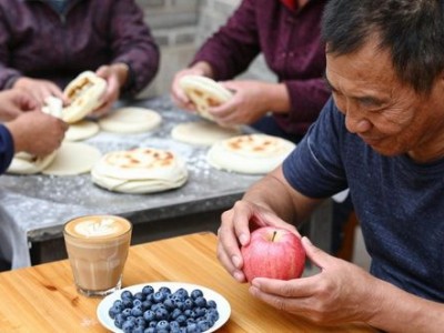 闲人折腾食物趣事多，剥蓝莓、麻酱拉花，你还见过啥？