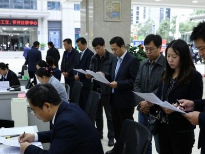 2010年房产政策频出，抑制房价打击炒房，央企退市进展缓慢