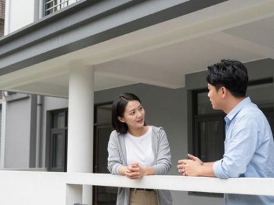 业主用雨棚会客扰民 违建被冻结仍不拆